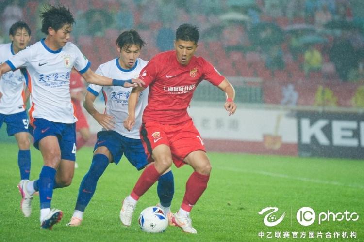 冬窗与泰山有传闻！官方：前切尔西中卫祖马加盟阿联酋棕榈城FC